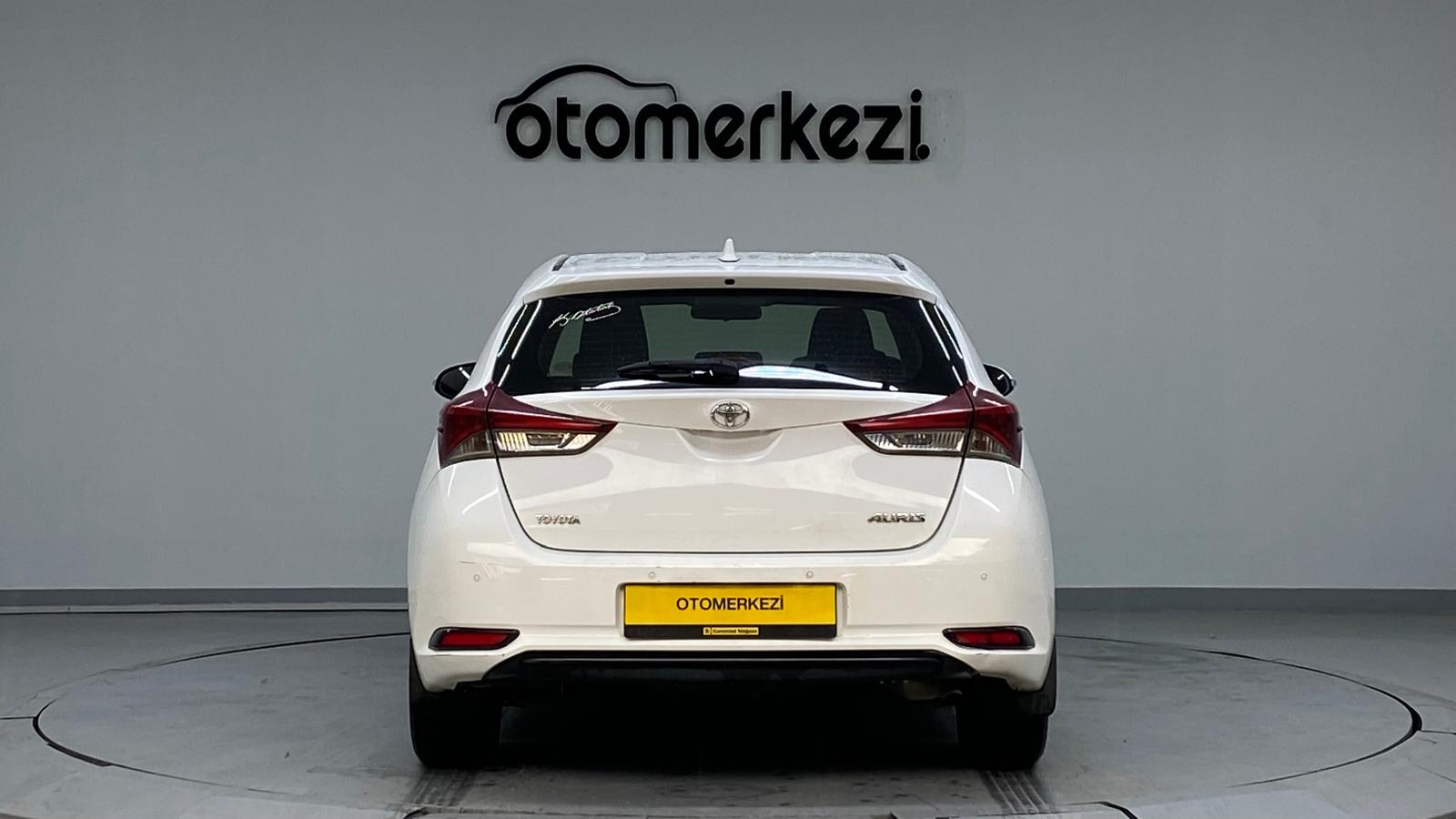 TOYOTA AURIS 9